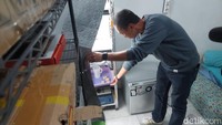 Terduga pelaku juga memilki lab mini yang tersimpan di kamarnya. Dari keterangan pelaku, ganja sekaligus peralatanya merupakan milik kakanya inisial I (39) yang saat ini telah menetap di Amerika.