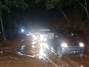 Jalur Pacitan-Ponorogo yang Longsor Mulai Terbuka, Lalu Lintas Buka Tutup