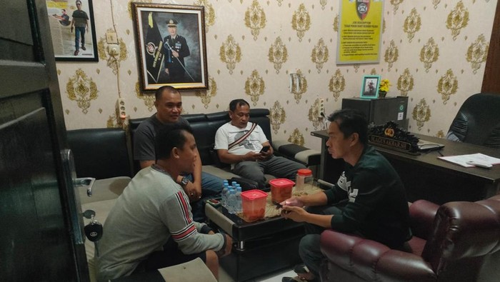 Lukman pelaku penusukan Kepala Desa Ulak Segelung diserahkan keluarga ke polisi