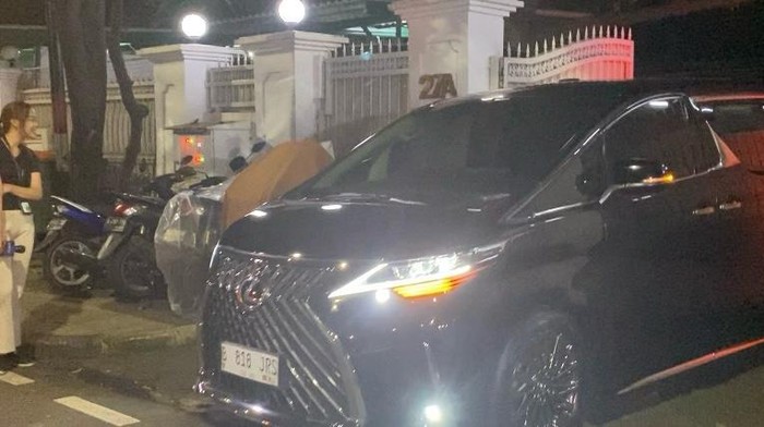 Mobil meningalkan rumah Megawati Soekarnoputri di Jalan Teuku Umar, Jakarta.