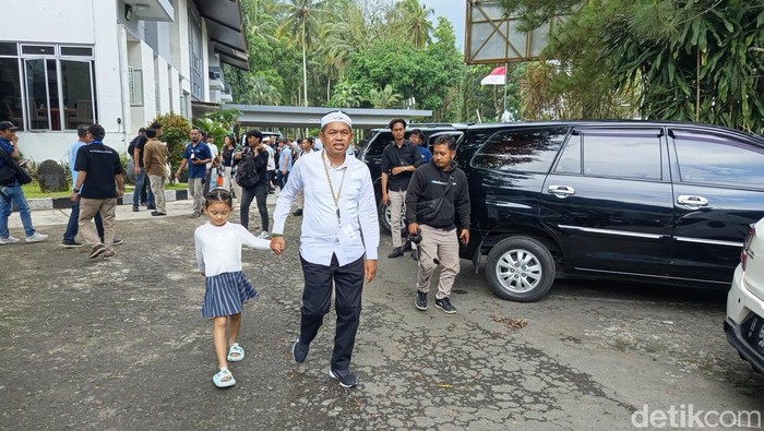 Momen Gubernur Jawa Barat Dedi Mulyadi gandeng putrinya di Akmil Magelang, Minggu (23/2/2025)