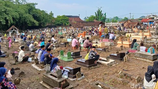 Nyekar bareng jelang Ramadan di Trenggalek