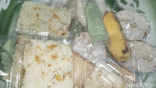 Oha mina, kudapan khas Bima yang disajikan saat hajatan keagamaan dan sosial warga di Bima, NTB. (Foto: Rafiin/detikBali)