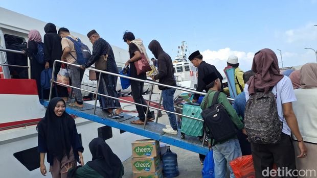 Suasana Calon penumpang di pelabuhan Kalianget, Sabtu 22 februari 2025