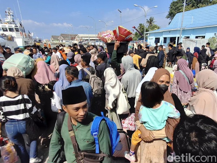 Suasana Calon penumpang di pelabuhan Kalianget, Sabtu 22 februari 2025