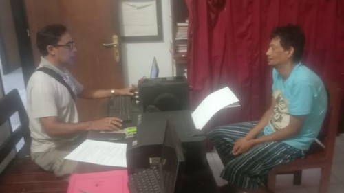 Pelaku pencurian beras (kanan) saat diinterogasi petugas Polsek Pekutatan, Jembrana, Bali. (Foto: Dok. Polsek Pekutatan)