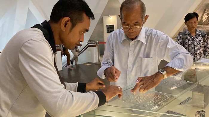 Pemasangan Huruf Braile di Museum 10 November, Kota Surabaya