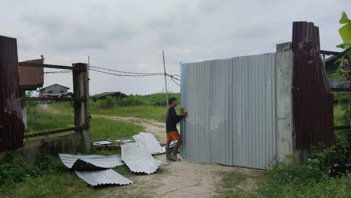 Pemprov Sumut bersama warga bongkar pagar misterius di pesisir Kabupaten Deli Serdang. (Foto: Dok. Istimewa)