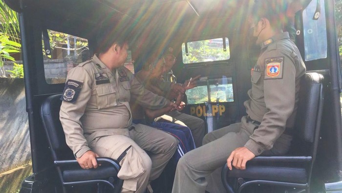 Petugas Satpol PP Karangasem mengamankan ODGJ lantaran mengamuk dan meresahkan masyarakat di lingkungan Pekandelan, Karangasem, Minggu (23/2/2025). (Foto: Dok. Satpol PP Karangasem)