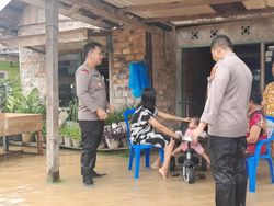 Polisi Bantu Evakuasi Lansia yang Terjebak Banjir di Jambi