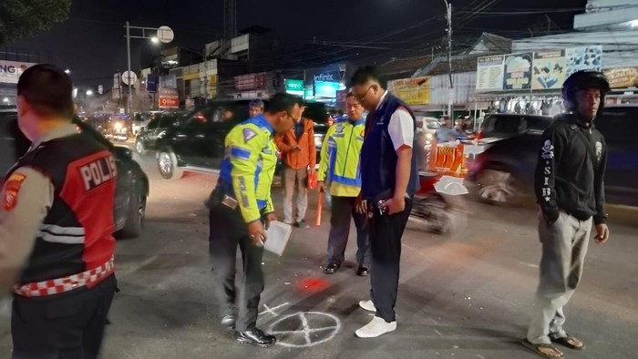 Polisi melakukan olah TKP kecelakaan lalu lintas di Bandung