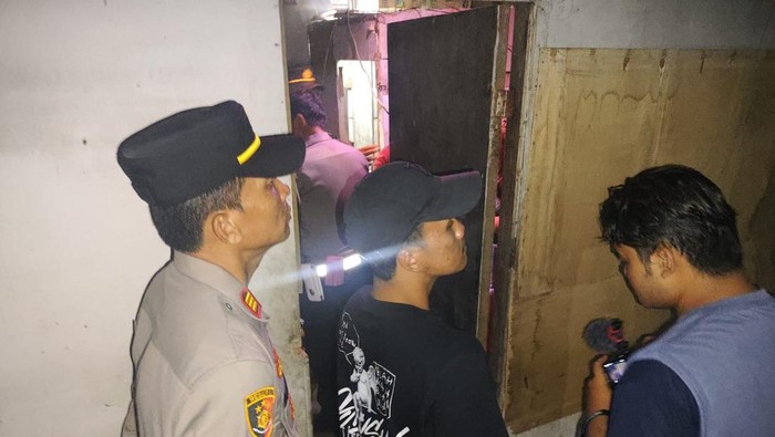 Polisi membongkar warung esek-esek di kawasan Raca Saga, Setu, Kota Tangerang Selatan. Sebanyak 27 orang diamankan polisi. (dok istimewa).