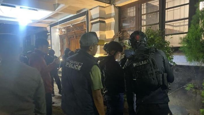 Polisi saat melakukan patroli malam di Sumedang