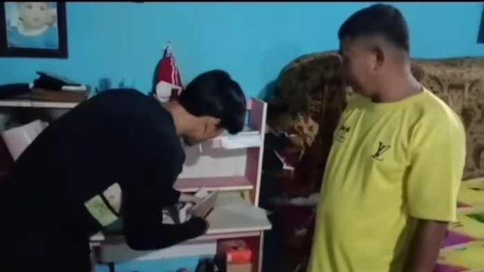 Polisi saat menangkap bandar judi togel di Lubuklinggau.