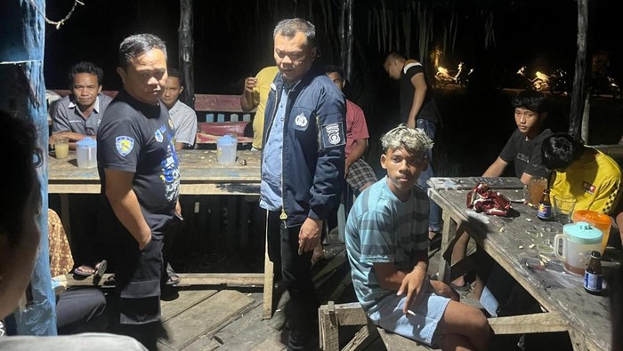 Polisi saat menggerebek warung yang menjual miras di Musi Rawas.
