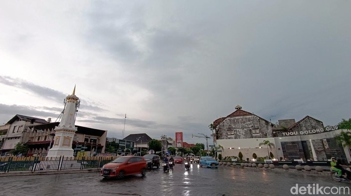 Potret hujan mengguyur Tugu Pal Putih Jogja, Minggu (23/2/2025)