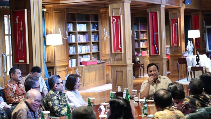 Presiden Prabowo Subianto bertemu dengan para pemimpin redaksi media di Hambalang, Jawa Barat. (Tim Media Presiden)