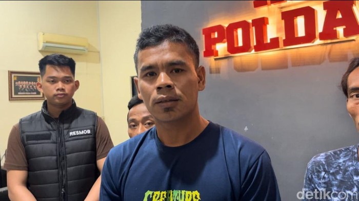 Pria yang menendang kuli panggul di Jambi klarifikasi ke polisi
