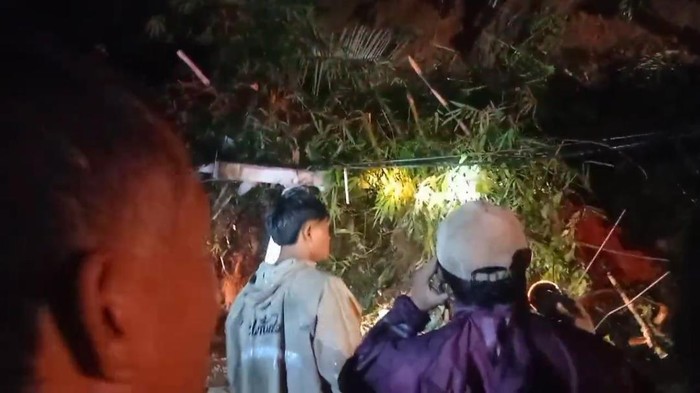 Proses evakuasi korban longsor di Bungbulang