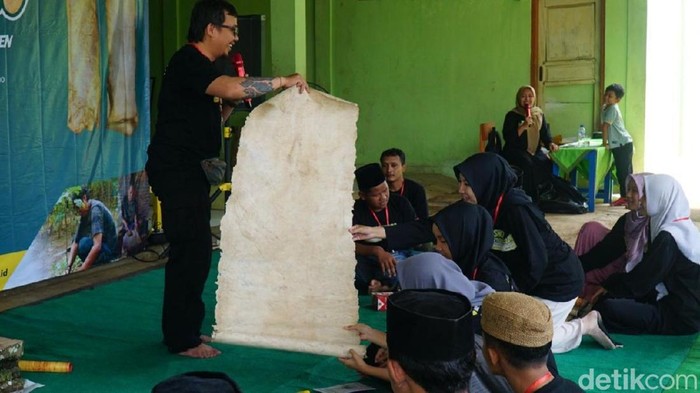 Proses pembuatan kertas daluang di Ciamis