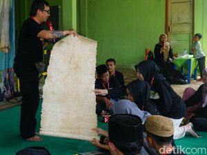 Menjaga Tradisi Pembuatan Kertas Tradisional di Ciamis
