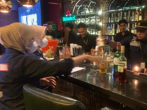 Satpol PP Bogor Razia Kafe Jelang Ramadan, 200 Botol Miras Ilegal Disita