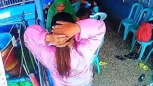 Rekaman CCTV wanita berambut pirang gasak motor wisatawan di Garut