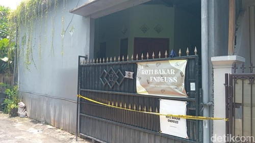 Rumah Dika, korban perampokan Perumahan Kori Nuansa Barat Blok III Nomor 6, Kelurahan Jimbaran, Kuta Selatan, Kabupaten Badung, Bali, digaris polisi, Minggu (23/2/2025). (Aryo Mahendro).
