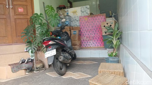 Rumah Dika, korban perampokan Perumahan Kori Nuansa Barat Blok III Nomor 6, Kelurahan Jimbaran, Kuta Selatan, Kabupaten Badung, Bali, digaris polisi, Minggu (23/2/2025). (Aryo Mahendro).