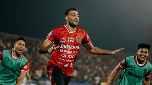 Selebrasi striker Bali United, Everton Nascimento (tengah) saat mencetak gol ke gawang Barito Putera di pertemuan pertama Liga 1 di Stadion Kapten I Wayan Dipta, 27 September 2024.