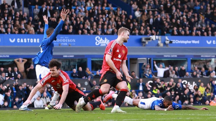 Soccer Football - Premier League - Everton v Manchester United - Goodison Park, Liverpool, Britain - February 22, 2025 Evertons Ashley Young in action with Manchester Uniteds Matthijs de Ligt and Harry Maguire Action Images via Reuters/Ed Sykes EDITORIAL USE ONLY. NO USE WITH UNAUTHORIZED AUDIO, VIDEO, DATA, FIXTURE LISTS, CLUB/LEAGUE LOGOS OR LIVE SERVICES. ONLINE IN-MATCH USE LIMITED TO 120 IMAGES, NO VIDEO EMULATION. NO USE IN BETTING, GAMES OR SINGLE CLUB/LEAGUE/PLAYER PUBLICATIONS. PLEASE CONTACT YOUR ACCOUNT REPRESENTATIVE FOR FURTHER DETAILS..
