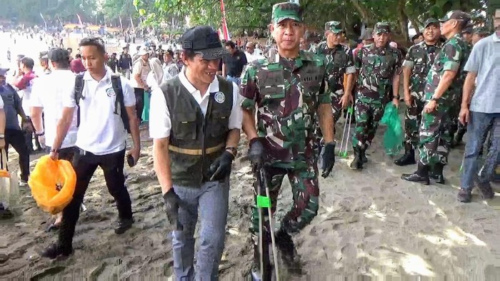 Suasana bersih Pantai Batukaras bersama Menteri LH dan Panglima TNI