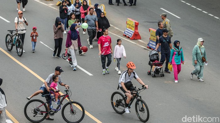 Warga berolahraga di Car Free Day (CFD) Bekasi, Minggu (23/2/2025).