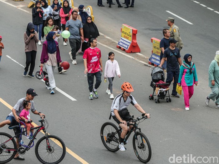 Warga berolahraga di Car Free Day (CFD) Bekasi, Minggu (23/2/2025).