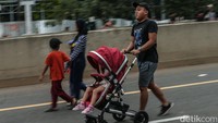 Tak sedikit dari warga turut membawa anak-anak untuk berolahraga pagi.