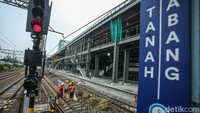 KAI Commuter juga mengimbau kepada seluruh pengguna Commuter Line di Stasiun Tanah Abang untuk memperhatikan kembali akses untuk naik ke tujuan Stasiun Angke/Kampung Bandan, serta turun dari Commuter Line relasi Manggarai-Angke/Kampung Bandan.