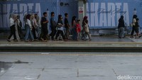 Perubahan flow dan peron tunggu pengguna ini juga sebagai upaya untuk mengurangi kepadatan di peron jalur 2 dan 3 bangunan lama stasiun saat menunggu perjalanan Commuter Line tujuan Stasiun Sudirman/Manggarai dan tujuan Stasiun Duri/Angke.