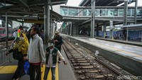 Sedangkan pengguna Commuter Line Rangkasbitung yang akan keluar dari jalur 5 dan 6, kami sarankan menggunakan Jembatan Penyeberangan Multiguna (JPM) arah Pasar Tanah Abang yang berada di bangunan lama stasiun.
