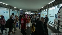 Sebelumnya, untuk pengguna Commuter Line yang turun di Stasiun Tanah Abang dari arah Manggarai atau naik menuju Stasiun Angke/Kampung Bandan di peron jalur 2 bangunan stasiun lama, mulai Sabtu besok akan dialihkan ke peron jalur 1 bangunan stasiun baru dengan mengakses JPO yang terhubung dengan bangunan lama.