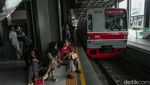 Suasana Peron 1 Stasiun Baru Tanah Abang yang Mulai Beroperasi