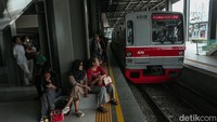 Pengguna Commuter Line Rangkasbitung yang akan transit di Stasiun Tanah Abang untuk menuju ke arah Angke/Kampung Bandan dan menuju Stasiun Sudirman/Manggarai atau sebaliknya, juga bisa mengakses JPO yang menghubungkan bangunan baru dengan peron jalur 5-6 dan jalur 3 di bangunan lama stasiun.