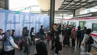 Pengguna KRL tampak memadati peron jalur 1 di bangunan baru Stasiun Tanah Abang, Jakarta Pusat, Minggu (23/2/2025).