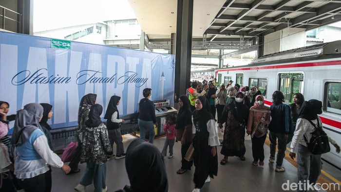 Suasana Peron 1 Stasiun Baru Tanah Abang yang Mulai Beroperasi Pengguna KRL tampak memadati peron jalur 1 di bangunan baru Stasiun Tanah Abang, Jakarta Pusat, Minggu (23/2/2025).