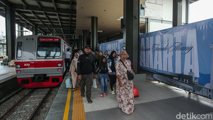 Pengguna KRL tampak memadati peron jalur 1 di bangunan baru Stasiun Tanah Abang, Jakarta Pusat, Minggu (23/2/2025).