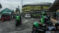 Sebagai tambahan, KAI Commuter mencatat rata-rata volume pengguna Commuter Line yang naik di Stasiun Tanah Abang sebanyak 54-55 ribu orang setiap hari kerja dan 41-43 ribu orang setiap hari libur. Sedangkan untuk volume pengguna transit di Stasiun Tanah Abang sebanyak 145-146 ribu pada hari kerja dan sebanyak 124-125 ribu orang pada hari libur.