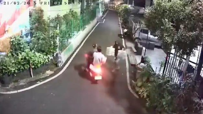 Tiga pencuri ratusan telur di Kota Malang saat terekam CCTV