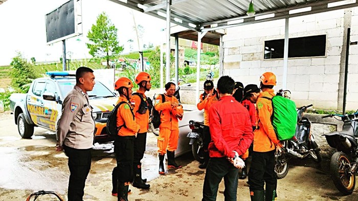 Tim SAR gabungan saat akan melakukan evakuasi pendaki terjatuh di sekitar pos 9 Gunung Slamet via Pos Bambangan, Kabupaten Purbalingga, Minggu (23/2/2025).