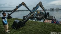 Lebih jauh, Rano Karno juga meminta alat berat yang dikerahkan tersambung dengan GPS. Dia mengatakan hal itu untuk mempermudah pelacakan lokasi alat berat saat proses pengerukan sungai dan waduk.