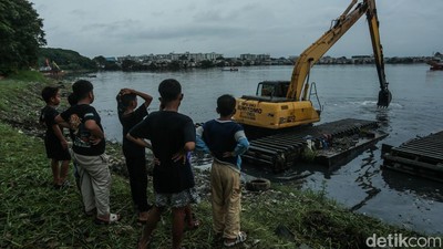 Waduk dan Sungai Jakarta Bakal Terus Dikeruk hingga Agustus