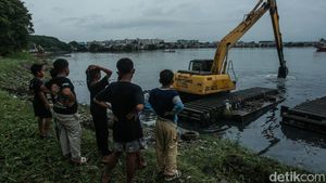 Waduk dan Sungai Jakarta Bakal Terus Dikeruk hingga Agustus